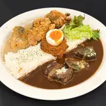 3種あいがけカレー国産牛ホホ自家製塩麹唐揚げ(あいがけ、ごはん350g)（spicy motel）