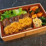 黒毛和牛上カルビ弁当 ～ステーキソース～（焼肉 飛車角 横浜天理ビル店）