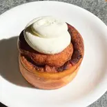 シナモンロール with チーズクリーム(the day BAKES)