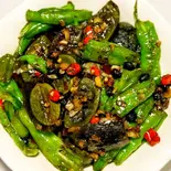 51.ピータンと青唐辛子の炒め(擂椒皮蛋)（湘逢中華料理）