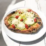 岩国レンコン・モッツァレラ・ドライトマトのバジルソース ピザ（ピッツエリアマリオエスプレッソ袋町店）