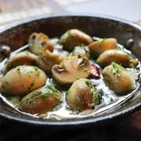 マッシュルームのアヒージョ の大皿（スペインバル ラ・ピカーダ・デ・トレス Spain Bar La Picada de tres）