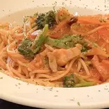 パンチェッタと季節野菜の辛口トマトパスタ（TAVETALINA）