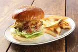 chili cheese burger チリチーズバーガー 【フレンチフライ付】(ARMS TAKEOUT & DELIVERY)