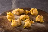 魔性のチーズパウダーミニチキン（チョアチョアチキン 北野町店）
