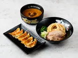 つけ麺・餃子セット(チャーシュー1枚・薬味ネギ・ホウレン草・餃子6個)（ゴル麺。 THE GOLDEN TSUKEMEN）