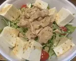 豆腐と蒸し鶏のゴマダレサラダ（焼鳥・おでん KUSIO 寺田町店）
