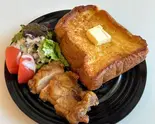 グリルチキンフレンチトースト（たいむとりっぷ アテネ・フランセ店）