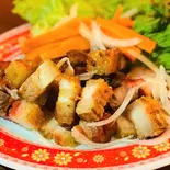ベトナムのカリッカリ皮付きスパイシー塩豚（ベトナム料理店 ホイアン大阪店）