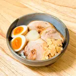 フライドガーリック炙りチャーシュー丼(チャーシュー3枚、味玉1個、にんにく、フライドガーリック)（ご褒美チャーシュー丼 ぶた丸）