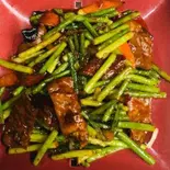 ニンニクの芽とホルモン炒め（中国料理菜香）