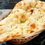 ガーリックナンGarlic naan（アジアン料理 CARDAMOM 本店）