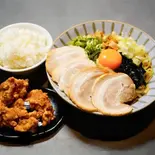 【豪華絢爛】極上チャーシュー4枚のせ油そば カラアゲ(3個)ごはん(150g)セット(【超美味でも980円】まぜぬなら まぜてみせよう まぜ麺屋 堺店)
