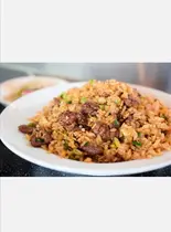 牛肉とレタスの黒炒飯（上海屋）