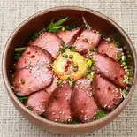 ローストビーフ丼 Roast Beef Rice Bowl（個室居酒屋串桜）