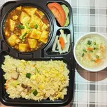 五目チャーハンと麻婆豆腐の弁当（旬香菜館）