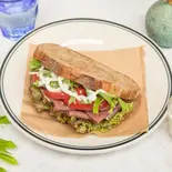 パストラミビーフとヨギソースwithコールスローサラダPastramiBeef＆YogiSaucewithColeslaw（Mirow -サンドイッチとお菓子とお飲みもの-）