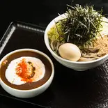 黒カレーポーク肉そば（なぜ蕎麦にラー油を入れるのか。五反田店）