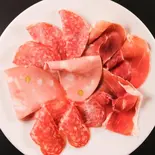 生ハムとサラミの盛り合わせ（トラットリア クアルト 池袋店(写真は全てイメージです。表記以外の付け合せ等は日によって変更させて頂きます。)）