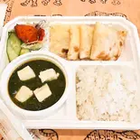 ミルク入りほうれん草カレーとティッカとチーズナンセット(出没アド街ック天国常連!モエナモテイ)