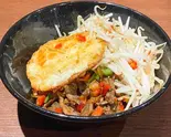 砂肝スーラー炒めのせご飯(酸辣鸡胗盖码饭)（李湘潭湘菜館）