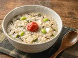 196kcal 21時以降でも太らない！半分しらたきの深夜粥 (しらたき1/2・豆腐・鶏むね肉・ ひじき・わかめ・枝豆)   トッピング梅干付（風邪・胃腸炎の回復に お粥小屋 健康お粥専門店）