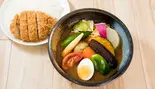 揚げたてトンカツとたっぷり野菜のスープカレー（カレー食堂 心 秋葉原店）