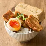 豚角丸丼(染み豆腐と半熟煮卵) Butakakumaru Rice Bowl（トロじゅわ煮込食堂 豚角丸 糀谷）