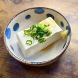 冷奴(100g)（【おにぎりと豚汁】明治屋～南阿佐ヶ谷店～）