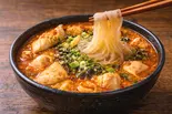 具だくさん!たっぷり鶏むね肉としらたきの濃厚旨辛スープ ネギトッピング(表参道生春巻倶楽部)