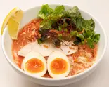 味玉濃厚旨辛鶏白湯麺(薬味ネギ、レモン、鶏叉焼1枚、サニーレタス、フライドオニオン、糸唐辛子、味玉)(トクベツ。)