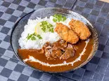 チャンピオン黒毛和牛の牛すじビーフシチューカキフライ2個トッピング(サラダ・ライス付き)（薬院成田屋のカレー＆ビーフシチュー）