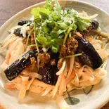 茄子と旨辛挽肉のフォー炒めパクチーのせ（亜細亜食堂 サイゴン 上町店）