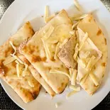 カシミリチーズナン kashmiri cheese nan（アジアン料理エバーグリーン）