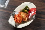 キムチ盛り合わせ Assorted Kimchi Platter（肉とワインくだん）