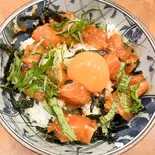 ピリ辛サーモンユッケ丼（【家庭料理】すまいる smile）