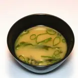 味噌汁（元祖 変わりかつ丼・親子丼 祭太鼓 上本町ハイハイタウン店）