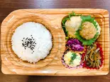 紅豚と島豆腐のハンバーグ弁当（おきなわ食材の店 もみじ弁当）