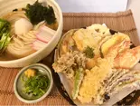 冷し天盛りうどん（京うどんの店 夢吟坊 三宿本店）