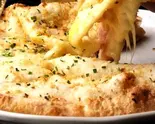 ガーリックチーズナン〔炭焼き〕 GARLIC CHEESE NAAN(サンガム 神保町本店)
