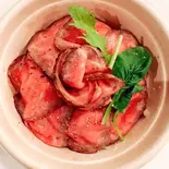 黒毛和牛A5雌牛のローストビーフ丼（ITALIAN BAL NIINA）