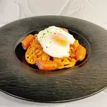 目玉焼きのせあらびきソーセージときざみ野菜のナポリタン Fried egg on ketchup pasta(生パスタ専門店Greco【グルテンフリーパスタもご用意しております】)