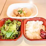 新・おでん弁当(おでん盛、サラダ、ご飯)（海鮮千葉料理 おでんでんでん千葉本店）