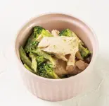 しっとりチキンとブロッコリーの胡麻和え Steamed Chicken Broccoli（汁なし担々麺まずはこれ辛 早稲田店）