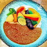 【元祖伊東さんのカレー】オリーブオイルで揚げた素揚げ野菜のカレー(エイト カリィ)