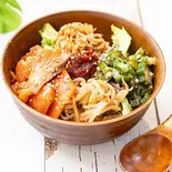 【海鮮】たっぷり野菜+漬け込みサーモンビビンバ(豆富)（健康増進野菜たっぷりビビンバ食堂〜BIBIMOG〜博多店）