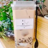 スペシャルミルクティーメガサイズ1000ml Mega-Sized 1000ml Special Milk Tea（禾葉(カバ)タピオカ専門店）