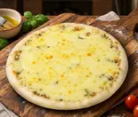 3種のたっぷりチーズのガーリックホワイトピザ〈※サステナブル包装〉（《1111円〜チーズ推しの"普通"のピザ》24-twenty four-）