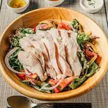 ジューシーチキンオーバーサラダ(低温調理した鶏むね肉150g)（TOKYO FITNESS CHIKEN 千川店 高たんぱく・糖質制限）