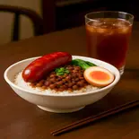 「特製ルーローハン 黒豚ソーセージ添え + 台湾酸梅湯セット」（おーるうぇいず北千住）